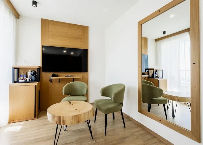 Natura Seasons Boutique Hotell 4*